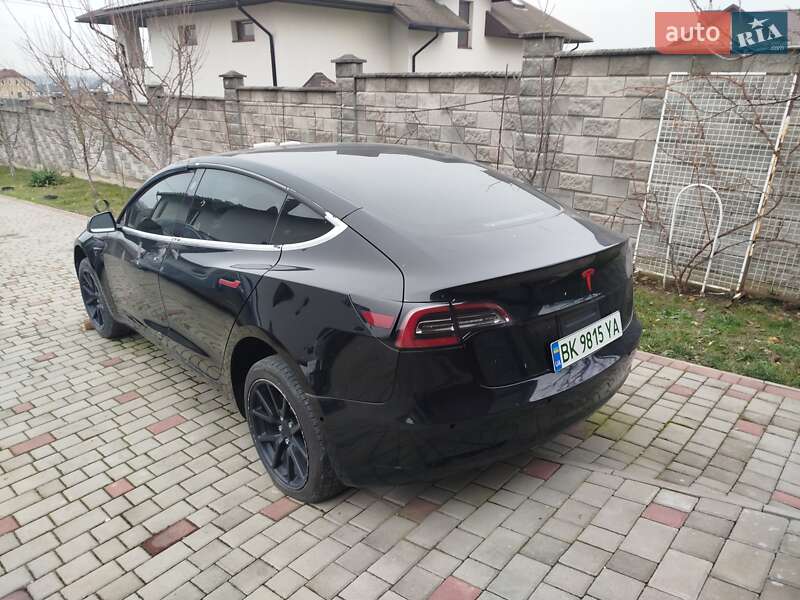 Седан Tesla Model 3 2019 в Ровно