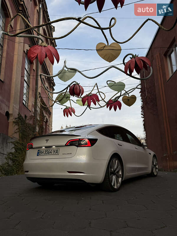 Седан Tesla Model 3 2019 в Львові