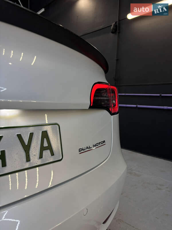 Седан Tesla Model 3 2019 в Львові