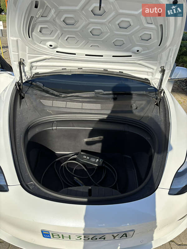 Седан Tesla Model 3 2019 в Львові