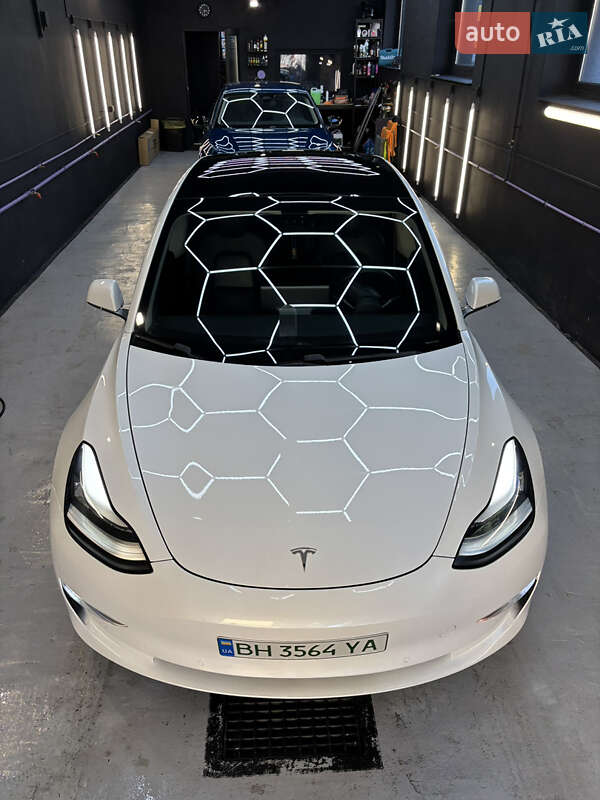 Седан Tesla Model 3 2019 в Львові