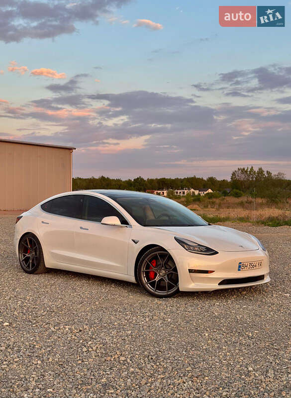 Седан Tesla Model 3 2019 в Львові