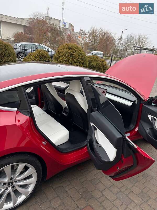 Седан Tesla Model 3 2018 в Луцьку