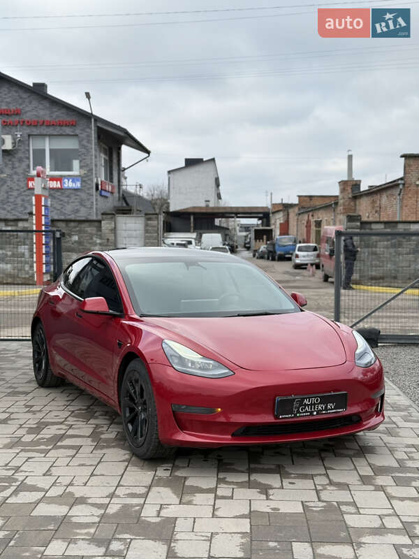 Седан Tesla Model 3 2022 в Ровно