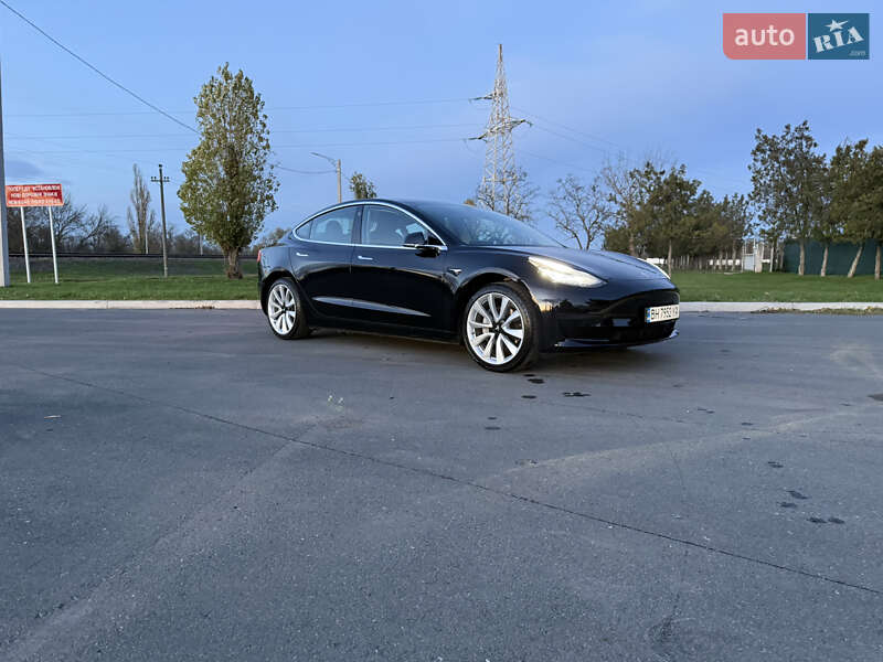 Седан Tesla Model 3 2019 в Ізмаїлі