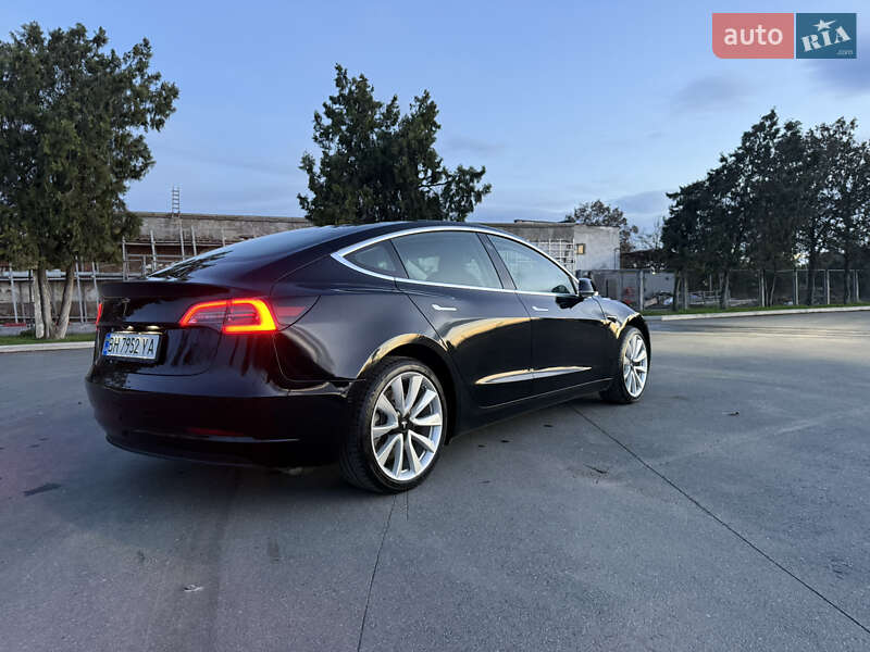 Седан Tesla Model 3 2019 в Ізмаїлі