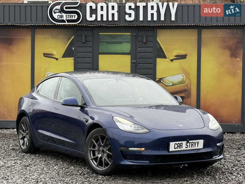 Седан Tesla Model 3 2022 в Стрию