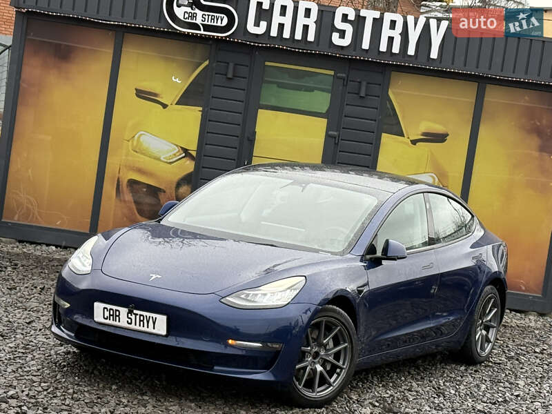 Седан Tesla Model 3 2022 в Стрию