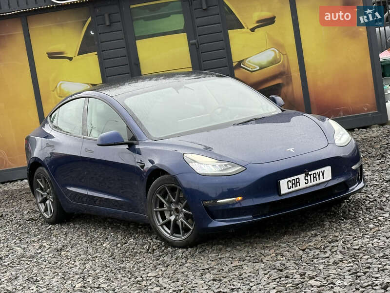 Седан Tesla Model 3 2022 в Стрию