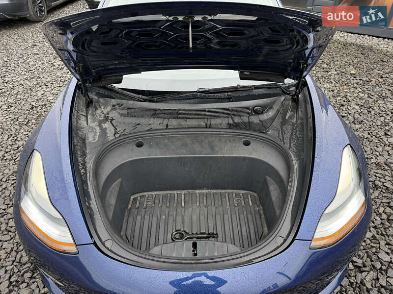 Седан Tesla Model 3 2022 в Стрию