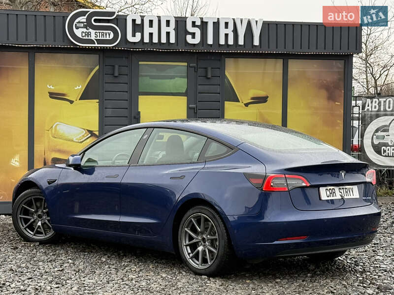 Седан Tesla Model 3 2022 в Стрию