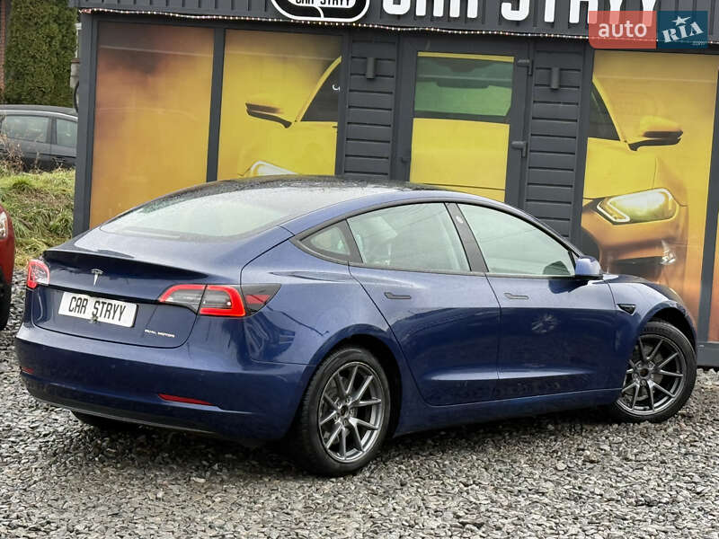 Седан Tesla Model 3 2022 в Стрию