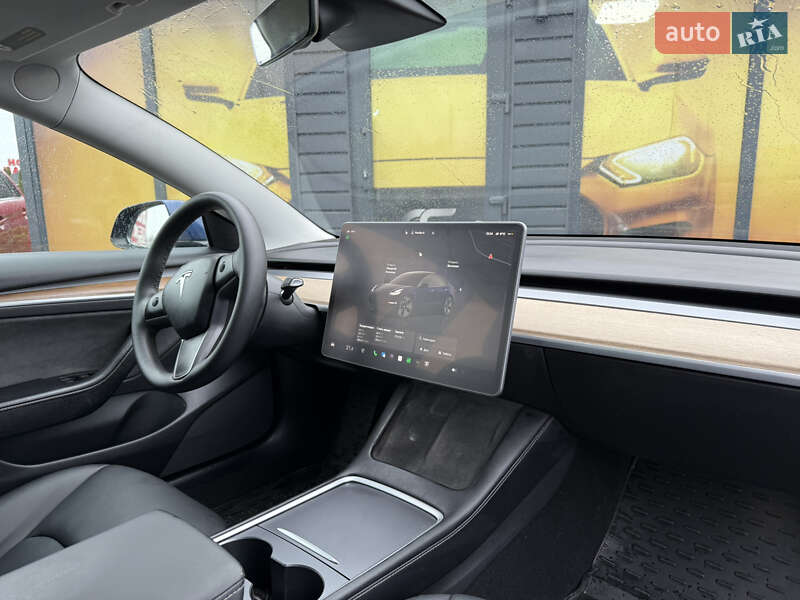 Седан Tesla Model 3 2022 в Стрию