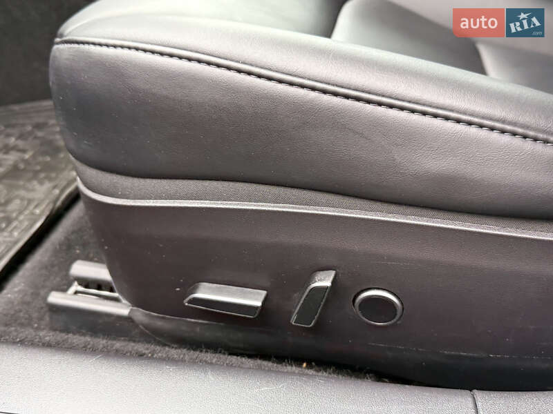 Седан Tesla Model 3 2022 в Стрию