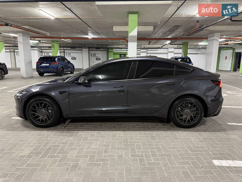 Седан Tesla Model 3 2023 в Львове