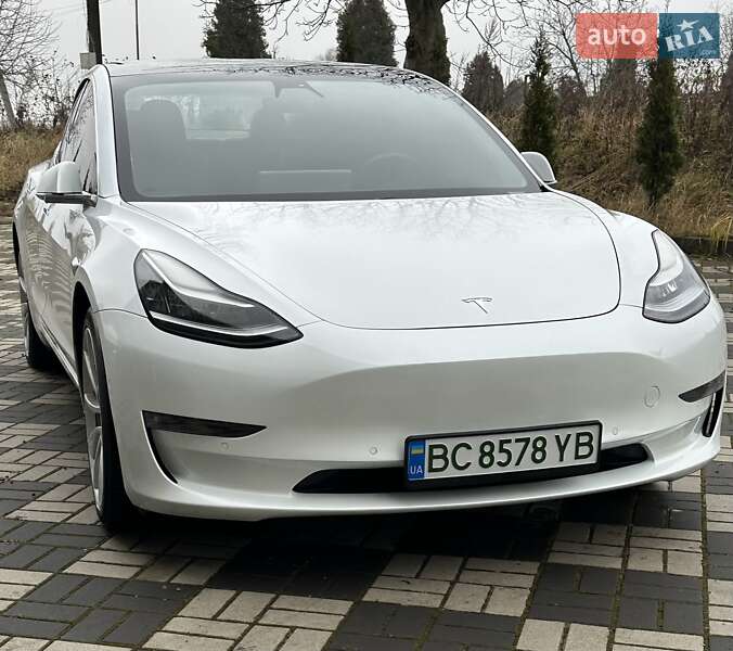 Седан Tesla Model 3 2020 в Буске