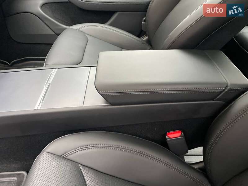 Седан Tesla Model 3 2024 в Києві
