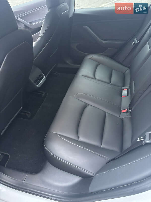Седан Tesla Model 3 2019 в Львове