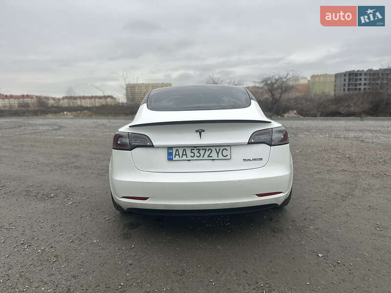 Седан Tesla Model 3 2022 в Киеве