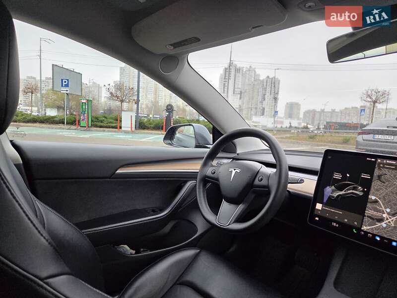 Седан Tesla Model 3 2021 в Киеве