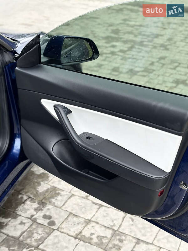 Седан Tesla Model 3 2021 в Львові