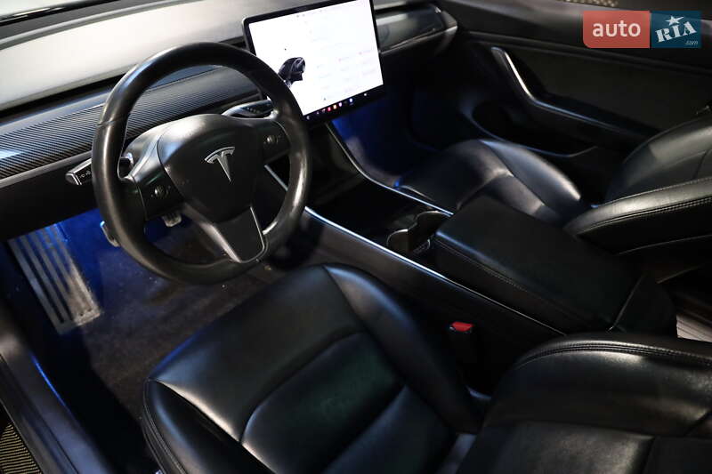 Седан Tesla Model 3 2019 в Луцке