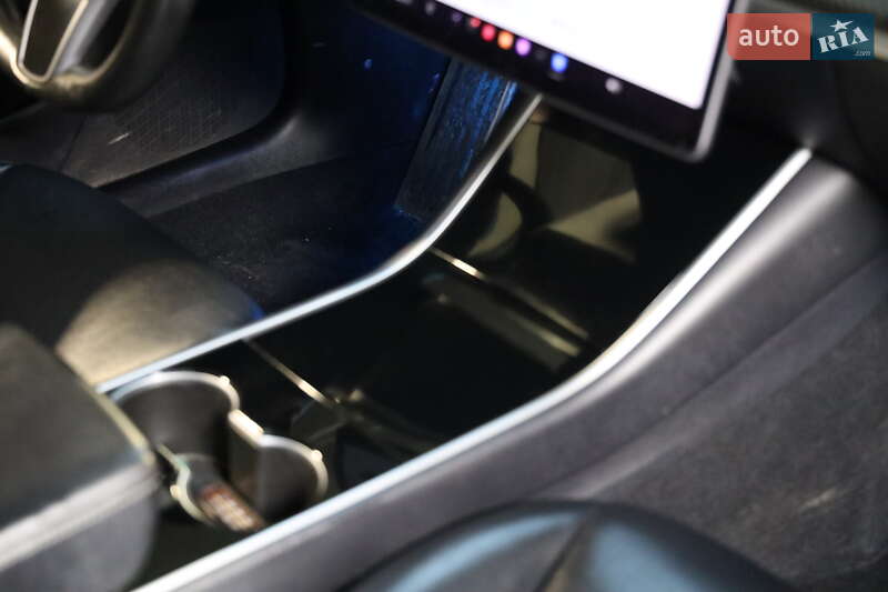 Седан Tesla Model 3 2019 в Луцке