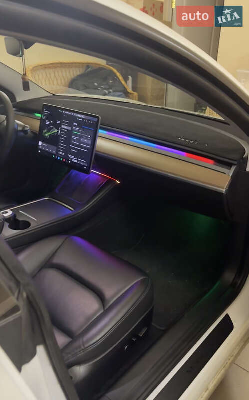 Седан Tesla Model 3 2021 в Виннице