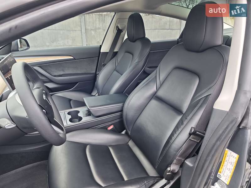 Седан Tesla Model 3 2023 в Львове