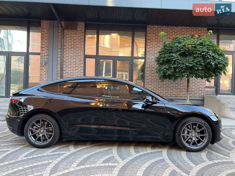Седан Tesla Model 3 2021 в Ирпене