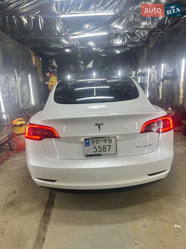 Седан Tesla Model 3 2022 в Львове