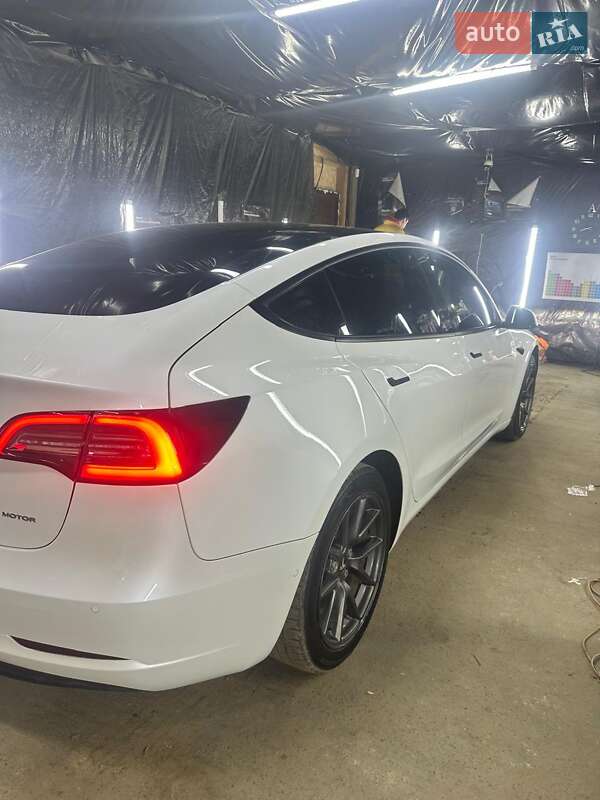 Седан Tesla Model 3 2022 в Львове