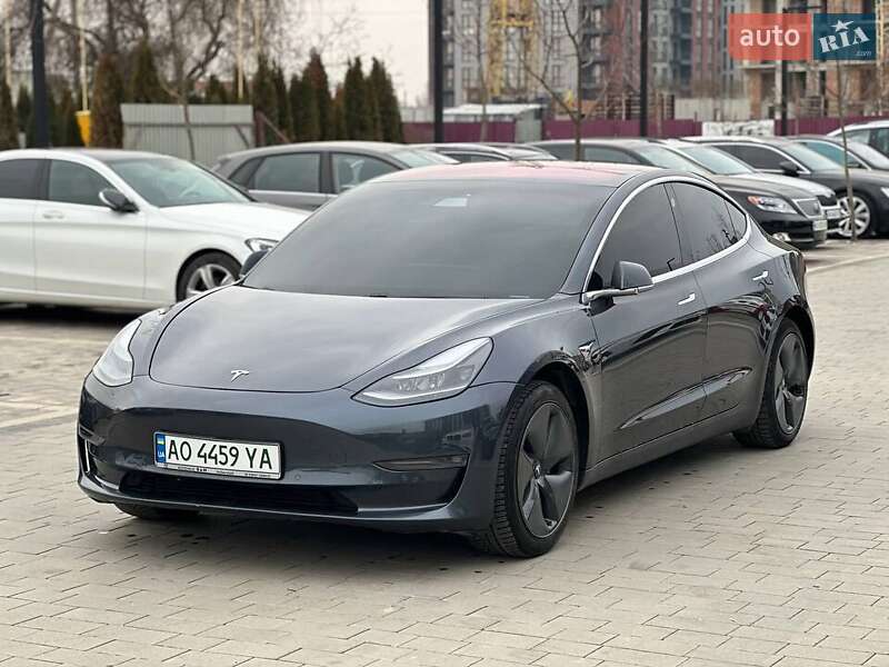 Седан Tesla Model 3 2018 в Львове