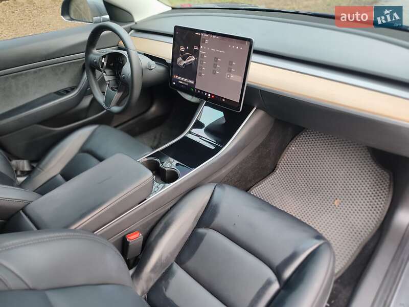 Седан Tesla Model 3 2020 в Киеве