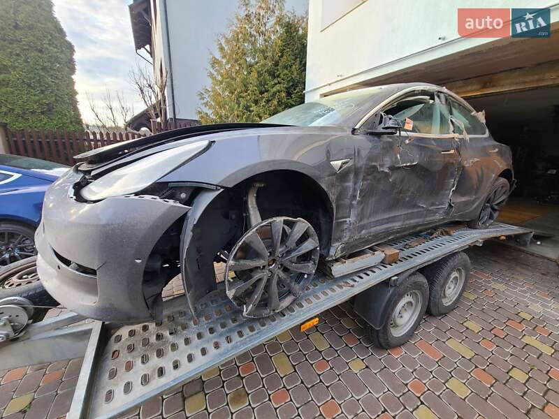 Седан Tesla Model 3 2019 в Львове