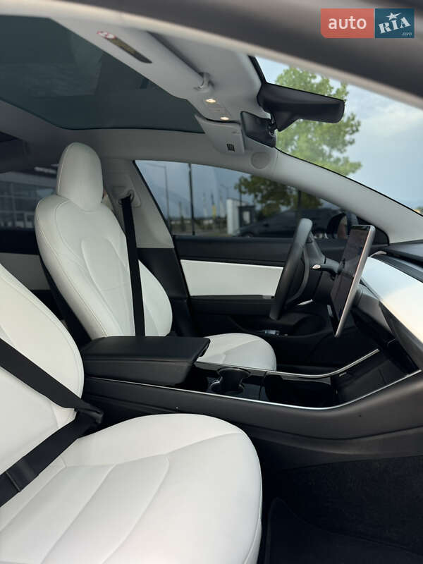 Седан Tesla Model 3 2020 в Мукачево