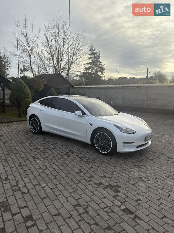Седан Tesla Model 3 2020 в Львове