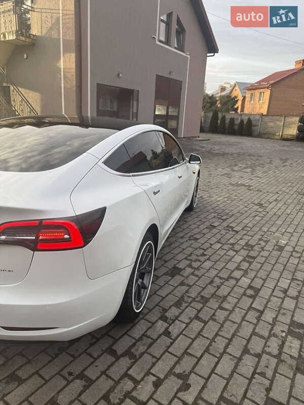 Седан Tesla Model 3 2020 в Львове