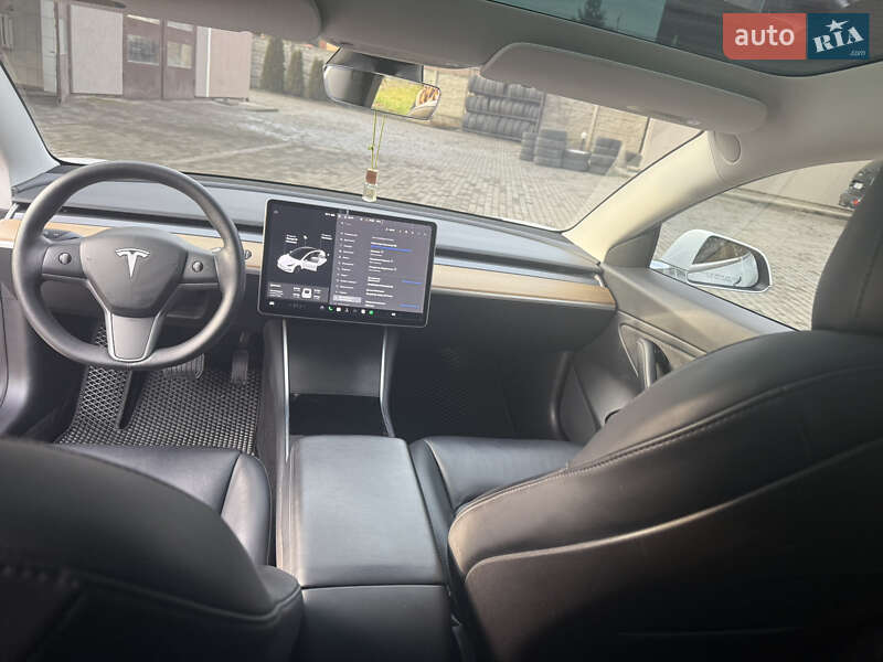 Седан Tesla Model 3 2020 в Львове