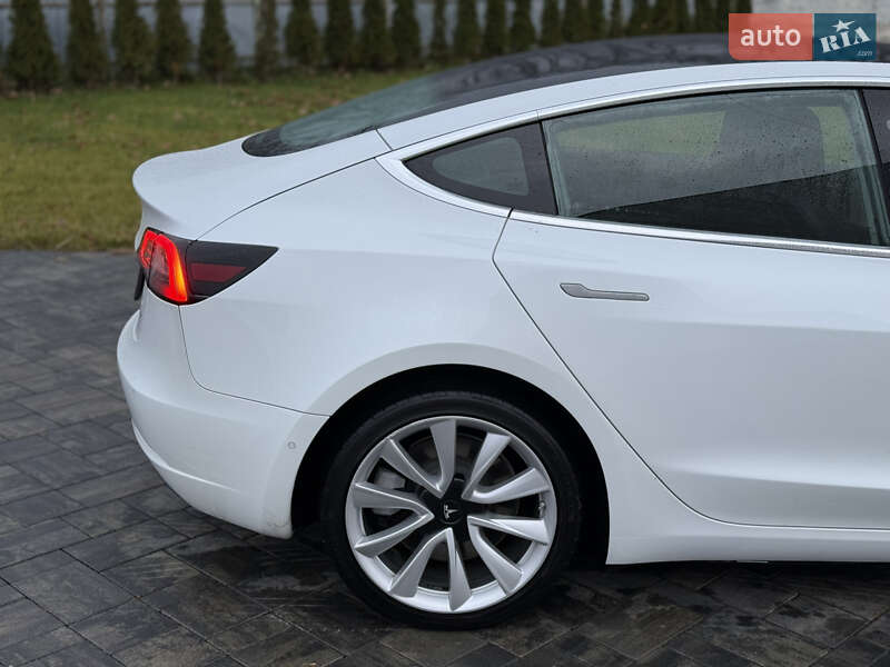 Седан Tesla Model 3 2020 в Луцке