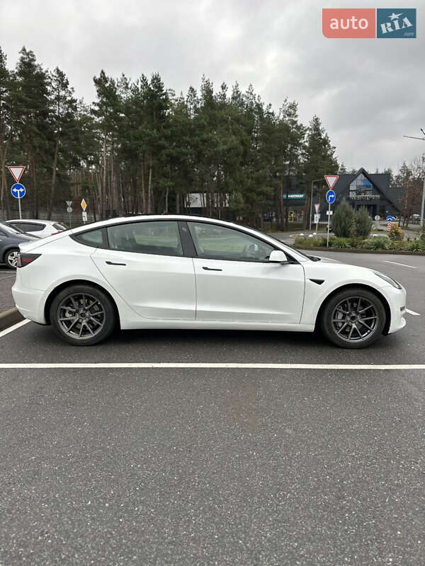 Седан Tesla Model 3 2022 в Киеве