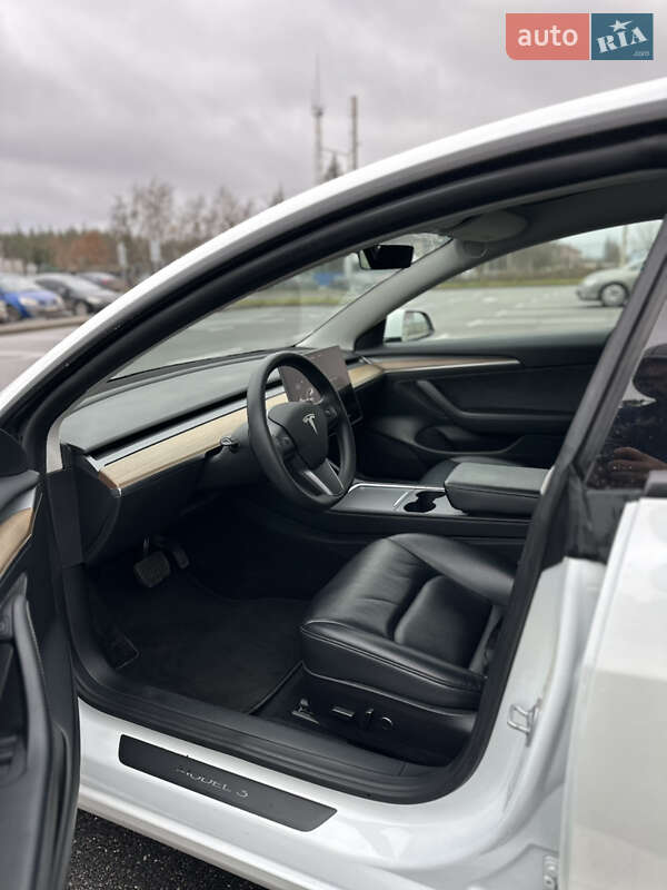 Седан Tesla Model 3 2022 в Киеве