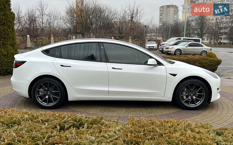 Седан Tesla Model 3 2022 в Львове