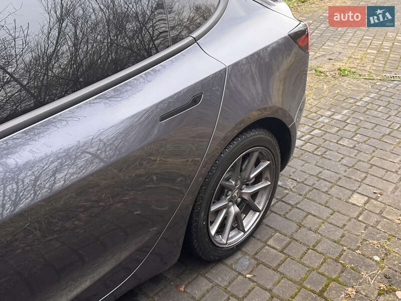 Седан Tesla Model 3 2023 в Львове