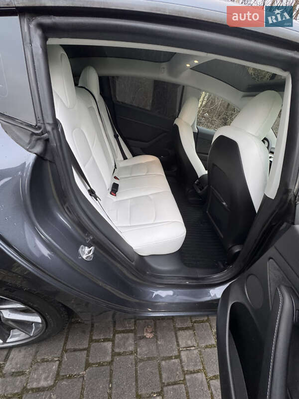 Седан Tesla Model 3 2023 в Львове