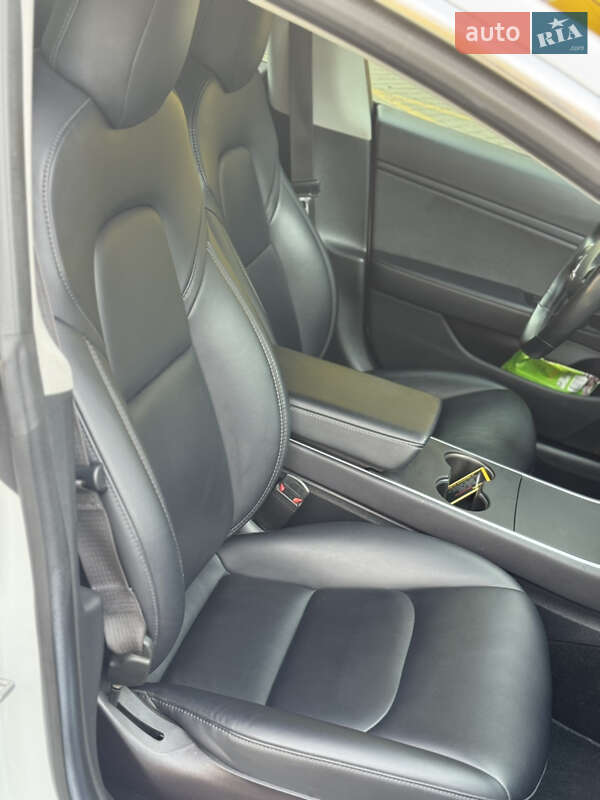 Седан Tesla Model 3 2018 в Шептицькому