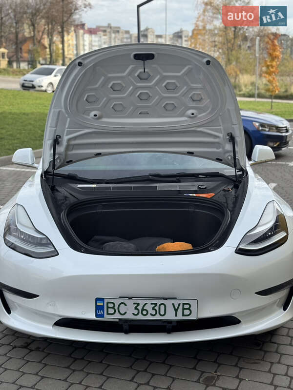 Седан Tesla Model 3 2018 в Шептицькому