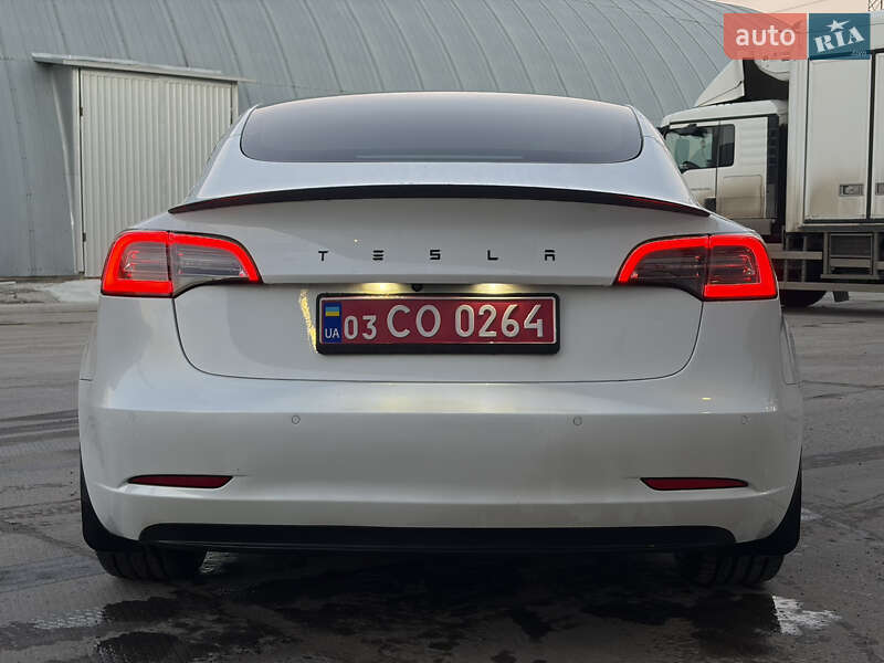 Седан Tesla Model 3 2021 в Львове