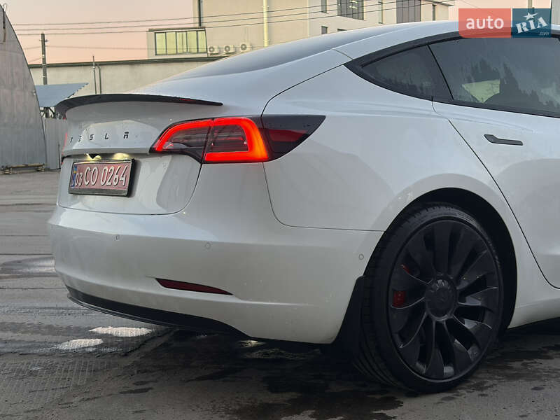Седан Tesla Model 3 2021 в Львове