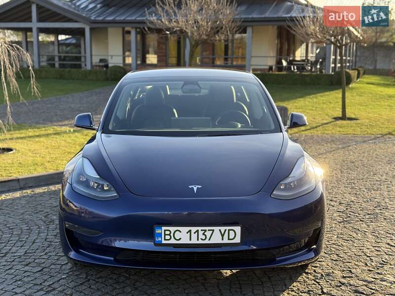 Седан Tesla Model 3 2023 в Львове